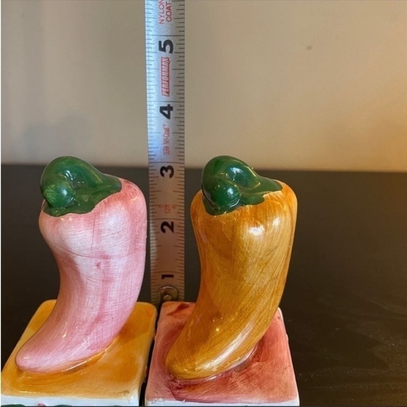 Bay Island Vintage Pepper Shaped Salt and Pepper Shaker - Picture 3 of 5